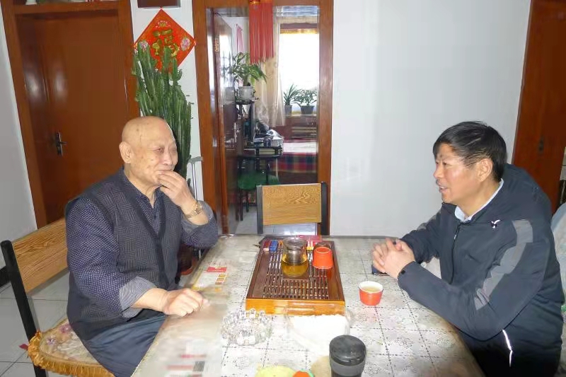 春節(jié)前夕公司黨委委員、副總經(jīng)理王潤貴代表公司黨委班子看望軍轉(zhuǎn)干部余永升，送去米、面等慰問品。