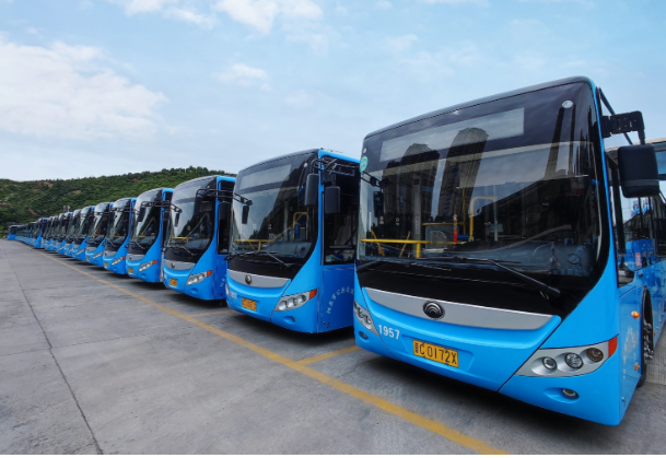 路遇大貨車輪胎起火，6路公交車駕駛員王曉春果斷施以援手 --“我車上的3個(gè)滅火器都用完了”